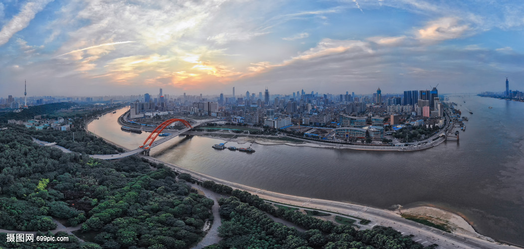 俯瞰武汉长江与汉江交汇处全景