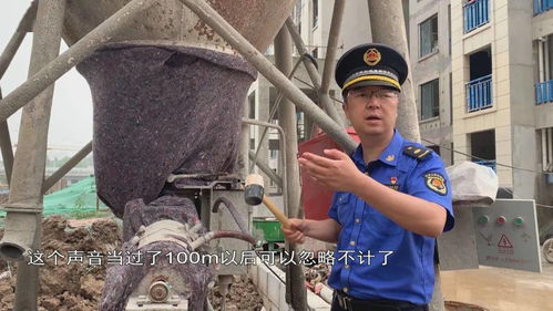 暴雨袭城 武汉城管人在风雨中坚守